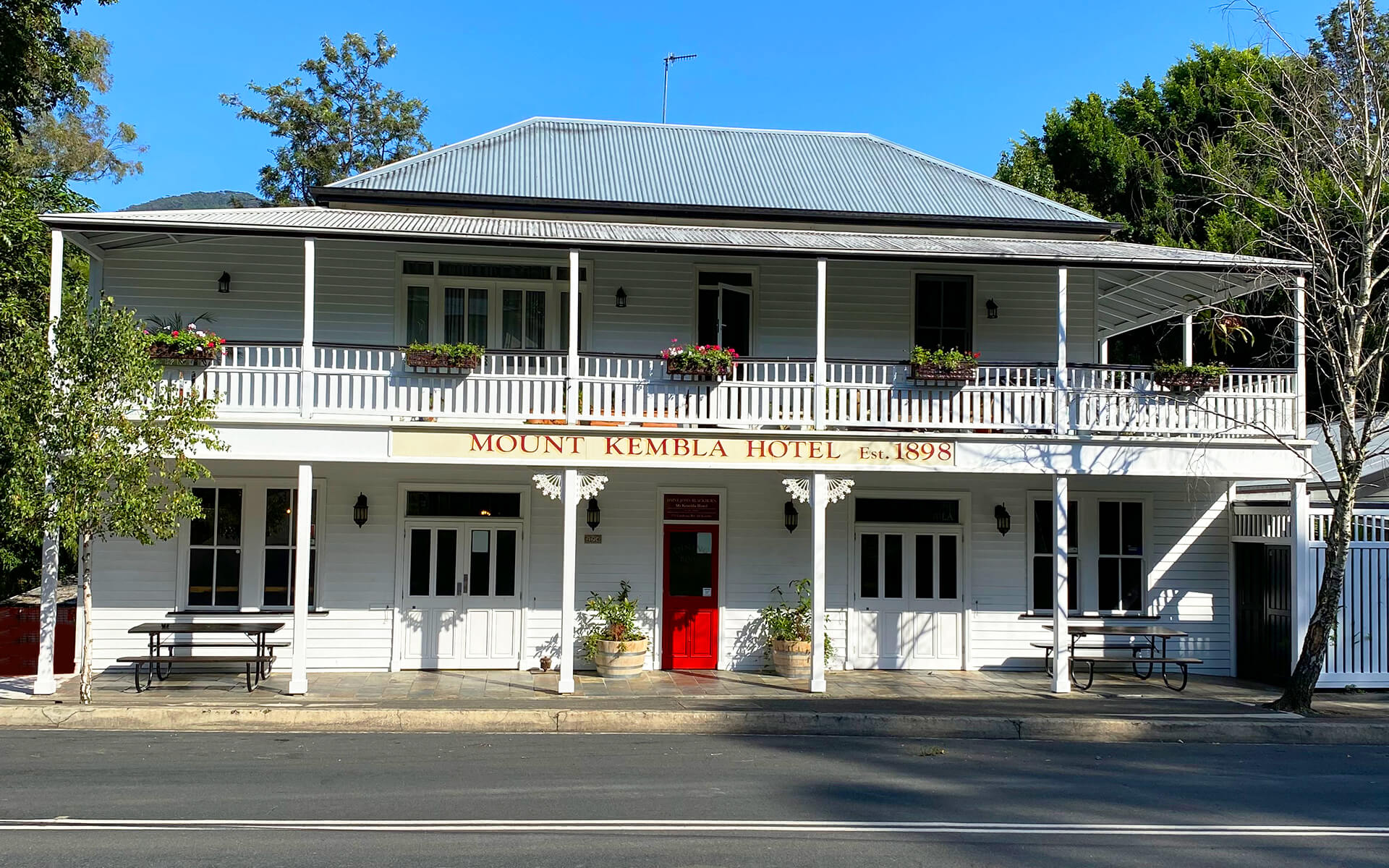 About Mount Kembla Village Hotel